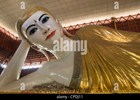 Bouddha couché, Chauk Htat Gyi, Pagode Yangon (Rangoon), le Myanmar (Birmanie), l'Asie Banque D'Images