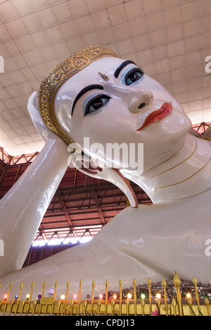 Bouddha couché, Chauk Htat Gyi, Pagode Yangon (Rangoon), le Myanmar (Birmanie), l'Asie Banque D'Images