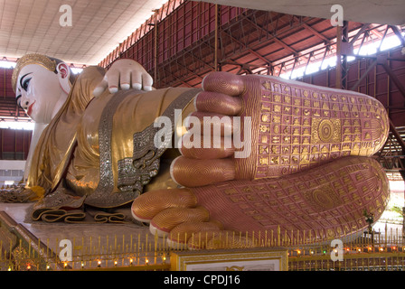 Bouddha couché, Chauk Htat Gyi, Pagode Yangon (Rangoon), le Myanmar (Birmanie), l'Asie Banque D'Images