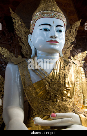 Bouddha assis, Nga Htat Gyi, Pagode Yangon (Rangoon), le Myanmar (Birmanie), l'Asie Banque D'Images