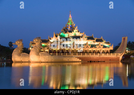 Barge Karaweik en fin de soirée, le Lac Kandawgyi, Yangon (Rangoon), le Myanmar (Birmanie), l'Asie Banque D'Images