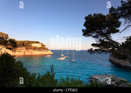 L'Espagne, Îles Baléares, Minorque (Menorca), plage de Cala Mitjana Banque D'Images