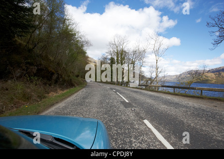 Location de voiture sur l'A82 ouest passé le loch Lomond sur l'ancienne route militaire Scotland UK Banque D'Images