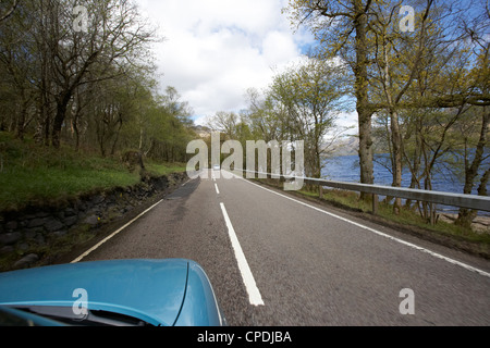 Location de voiture sur l'A82 ouest passé le loch Lomond sur l'ancienne route militaire Scotland UK Banque D'Images