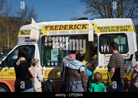 Des foules de gens en attente avant de Ice cream van un jour chaud Bakewell Derbyshire, Angleterre Banque D'Images