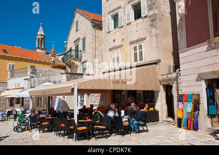 Terrasse de café Trg Svetog , place principale la ville de Hvar Hvar Island Dalmatie Croatie Europe Banque D'Images