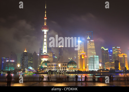 Pudong skyline at night de l'autre côté de la rivière Huangpu, Oriental Pearl Tower sur gauche, Shanghai, Chine, Asie Banque D'Images