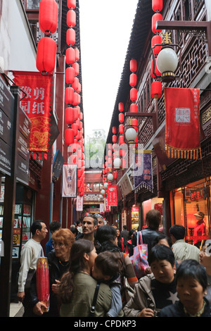 Shopping dans le Yu Yuan (Bazar) Yuyuan, Shanghai, Chine, Asie Banque D'Images