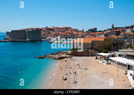 La plage de Banje avec Grad la vieille ville en arrière-plan la ville de Dubrovnik Istrie Croatie Europe Banque D'Images