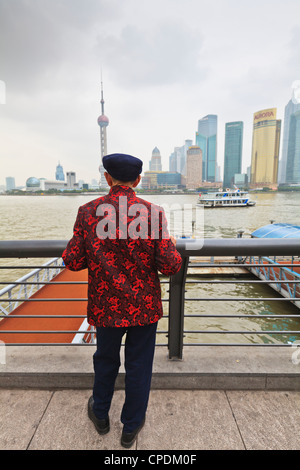 Un homme à la recherche à l'horizon de Pudong du Bund à travers la rivière Huangpu, Shanghai, Chine, Asie Banque D'Images