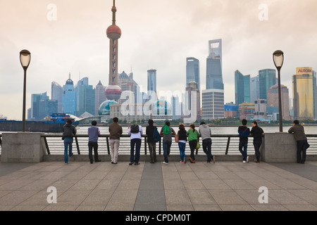 Personnes regardant la skyline de Pudong et de l'Oriental Pearl Tower du Bund, Shanghai, Chine, Asie Banque D'Images