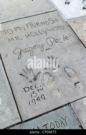 Gregory Peck's main et pied imprime sur Hollywood Boulevard, Los Angeles, Californie, USA Banque D'Images