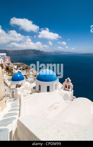 Santorin, Grèce - le village de Fira surplombant la mer sur l'île grecque Banque D'Images