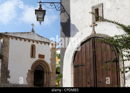 Porte de bois de l'église de Saint - Pierre (Igreja de São Pedro) dans la ville médiévale d'Obidos, Estremadura, Portugal, Europe Banque D'Images