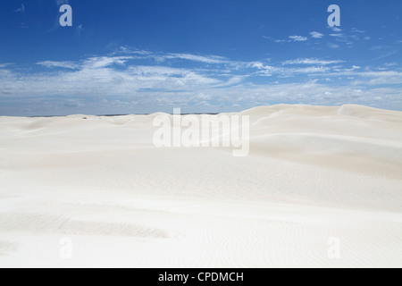 Sable blanc et un ciel bleu au dune à la Lancelin, Australie occidentale, Australie, Pacifique Banque D'Images