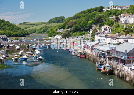 En regardant vers le port et pont de Looe, Cornwall, Angleterre, Royaume-Uni, Europe Banque D'Images