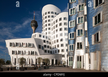 Neuer Zollhof édifices avec Rheinturm en arrière-plan, Medienhafen, Düsseldorf, Allemagne, Europe Banque D'Images