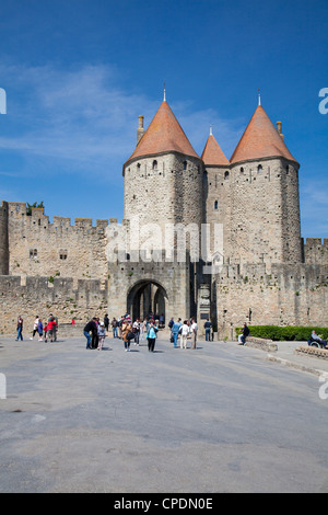 Les tourelles à l'entrée principale dans la ville médiévale de la Cité, Carcassonne, Languedoc-Roussillon, France, Europe Banque D'Images