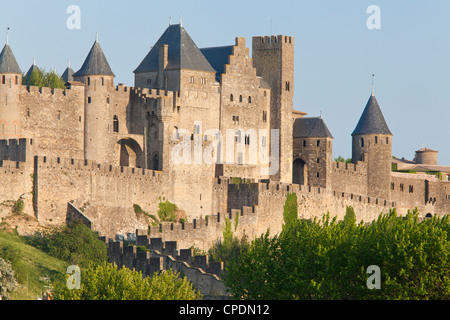 Lumière du soir sur la ville médiévale de la Cité, Carcassonne, UNESCO World Heritage Site, Languedoc-Roussillon, France, Europe Banque D'Images