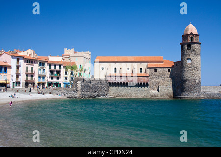 Vue sur l'église de Notre-Dame-des-Anges depuis le port de Collioure, Côte Vermeille, Languedoc-Roussillon, France, Europe Banque D'Images