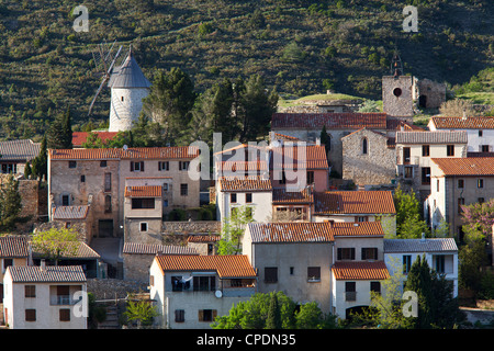 Vue sur le moulin à Cucugan dans le Languedoc-Roussillon, France, Europe Banque D'Images