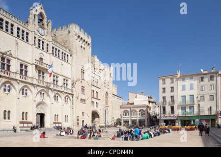 Le Palais de l'archevêque, à la place de l'Hôtel de Ville, Narbonne, Languedoc-Roussillon, France, Europe Banque D'Images
