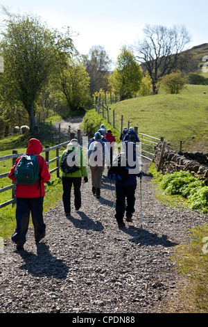 Hommes et femmes ; marcheurs d'un océan à l'autre. Sentiers et chemins à Swaledale, les gens sur la route de Keld à Muker, North Dales Yorkshire National Park, Royaume-Uni Banque D'Images