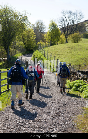 Les hommes, les femmes, l'autre les marcheurs. Trails & chemins dans Swaledale, les gens sur la route de Keld de Muker, North Yorkshire Dales National Park, Royaume-Uni Banque D'Images