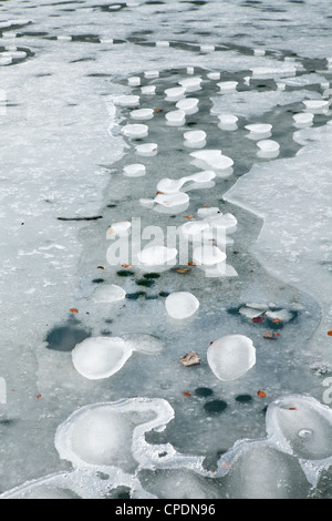 La fonte des glaces sur le Reissersee à Garmisch-Partenkirchen formes motifs abstraits Banque D'Images