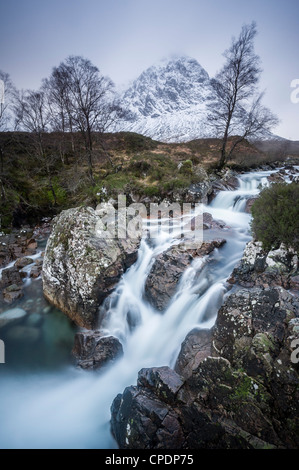 River Etive cascades avec un sommet enneigé Stob Dearg Buachaille Etive Mor, Glen Coe, Highlands, Scotland, UK Banque D'Images