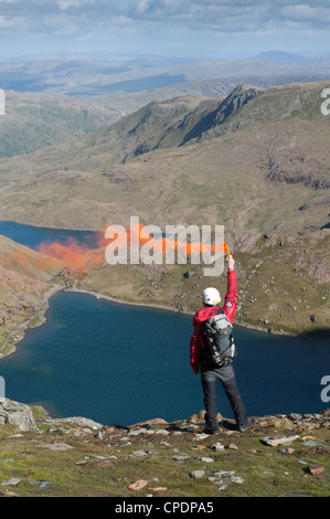 L'équipe de secours en montagne Aberglaslyn demandant l'aide d'hélicoptères de la RAF dans le Snowdonia Banque D'Images