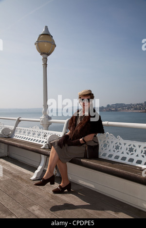 1940 habillé femme sur emplacement en bord de mer Banque D'Images