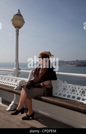 1940 habillé femme sur emplacement en bord de mer Banque D'Images