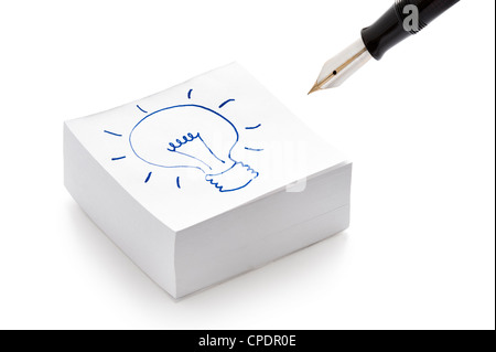 Lightbulb dessin sur une pile de post it illustrant le concept d'avoir une idée Banque D'Images