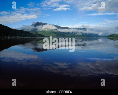 Misty matin d'été sur un' Bheithir Beinn Ben (Vair) et le Loch Leven, Glencoe, Argyll, les Highlands écossais, UK Banque D'Images