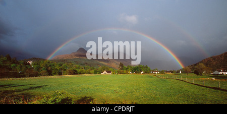 Strong arc-en-ciel sur Glencoe Village avec Sgurr na Ciche ('le Pap of Glencoe'), les Highlands écossais Banque D'Images