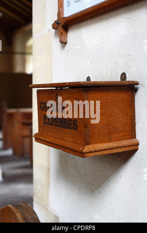 Boîte en bois marqué 'COLLECTIONS' à l'église église Shernborne à Norfolk. Banque D'Images