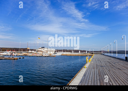 Marina de l'embarcadère de la ville drapeau sur le mât à Sopot, Pologne. Banque D'Images