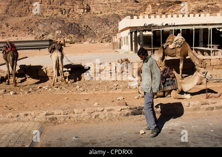 Jeune homme de Rum Jordanie Wadi Rum Village Banque D'Images