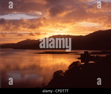 Plus de lumière au coucher du soleil chaud et Loch Duich Eilan Donan Castle, à l'ouest Invernesshire, les Highlands écossais, UK Banque D'Images