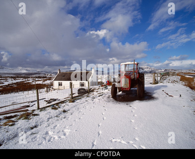 Croft-house et le tracteur dans un paysage hivernal près de Valtos, Trotternish, île de Skye, Écosse, Royaume-Uni. Banque D'Images