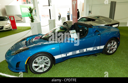 Vue de côté de la Tesla Roadster, une haute performance, tout électrique voiture de sport, au salon de ecovelocity, Excel, Londres Banque D'Images