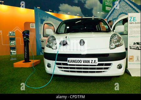 Une Renault Kangoo Z.E. fourgon électrique branché sur un point de charge du FED, à ecovelocity, le livre vert car show Banque D'Images