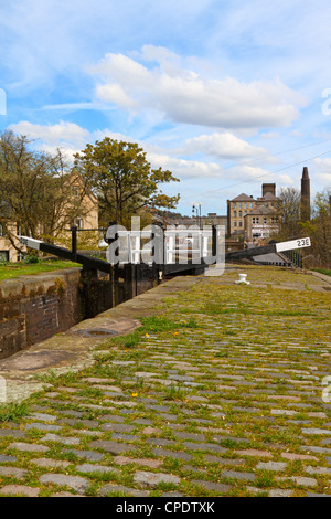 D'écluses sur le canal étroit Huddersfield à Slaithwaite, Huddersfield, West Yorkshire, Angleterre, Royaume-Uni. Banque D'Images