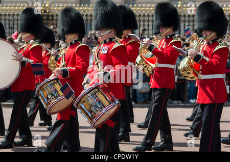 Coldstream Guards Band jouer à la relève de la garde à Buckingham Palace. Londres. Banque D'Images