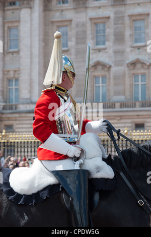 Un monté la garde à l'extérieur de la vie de Queens Buckingham Palace, London, UK. Banque D'Images