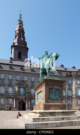 Le palais de Christianborg Palace square et avec la statue équestre. Le bâtiment du parlement danois à Copenhague, Danemark Banque D'Images