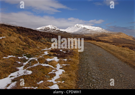 Snow-capped Ben Lawers gamme vu le long d'un sentier de montagne près de Killin, Perthshire, Écosse Banque D'Images