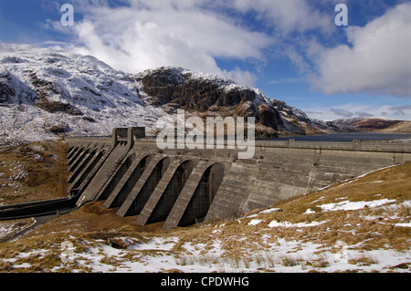 Vue d'hiver de barrage hydroélectrique ci-dessous Meall nan Tarmachan dans la gamme Ben Lawers, Perthshire, Écosse Banque D'Images