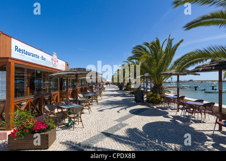 Restaurants en bord de mer par le port de la station balnéaire de Alvor, Près de Portimao, Algarve, Portugal Banque D'Images